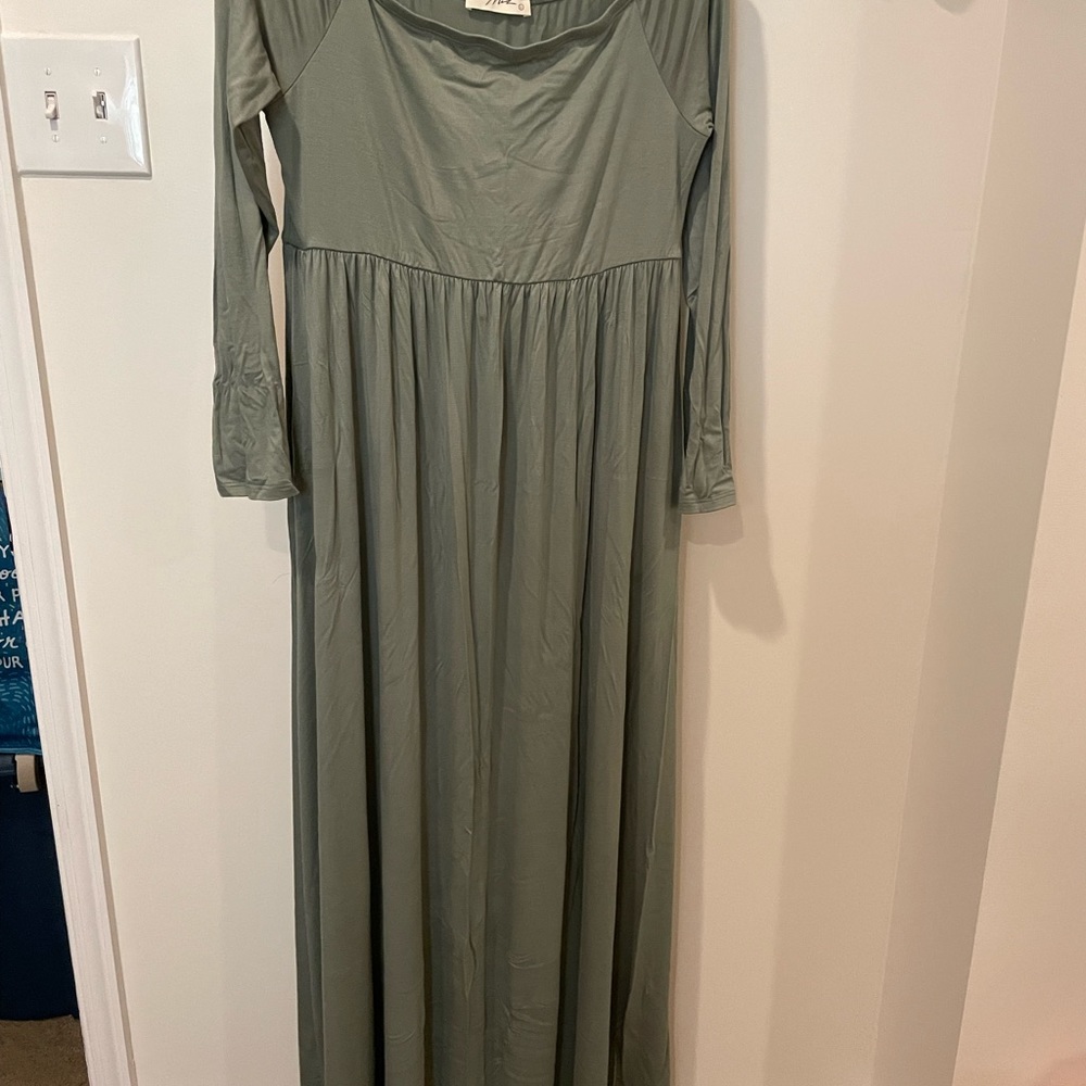 Sage green maternity dress size Large. Very comfortable & soft. Worn once.